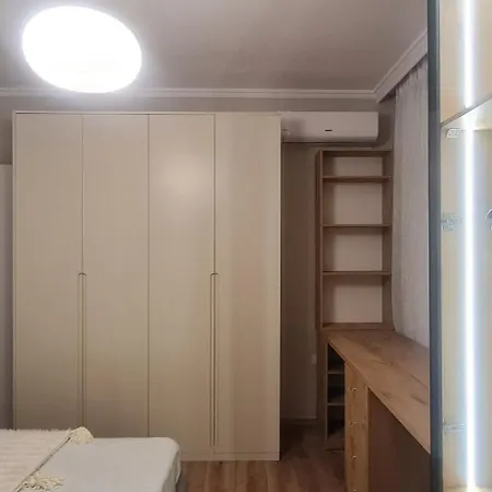 Tam Serviced Komuna E Parisit District Apartment